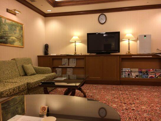 リーガロイヤルホテル東京のヘルスクラブの休憩スペース（テレビ・雑誌・新聞）