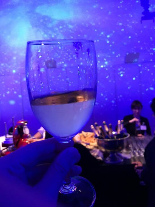 オメガの60周年記念イベントの白ワイン