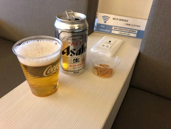 成田空港のラウンジ「IASS EXECUTIVE LOUNGE 1」のビール・柿の種